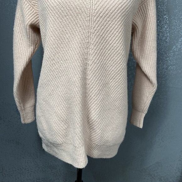 H&M baby pink soft v-neck tunic length long sleeve sweater. Size XS - Picture 3 of 9